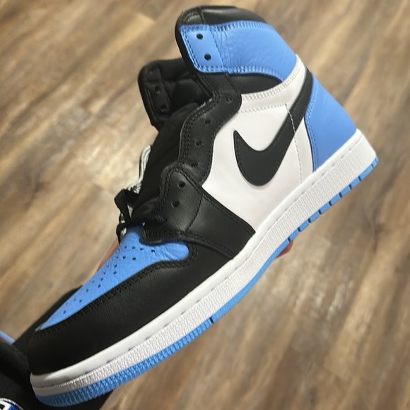 Air Jordan 1 Retro High OG ‘UNC TOE’ - Picture 6 of 16